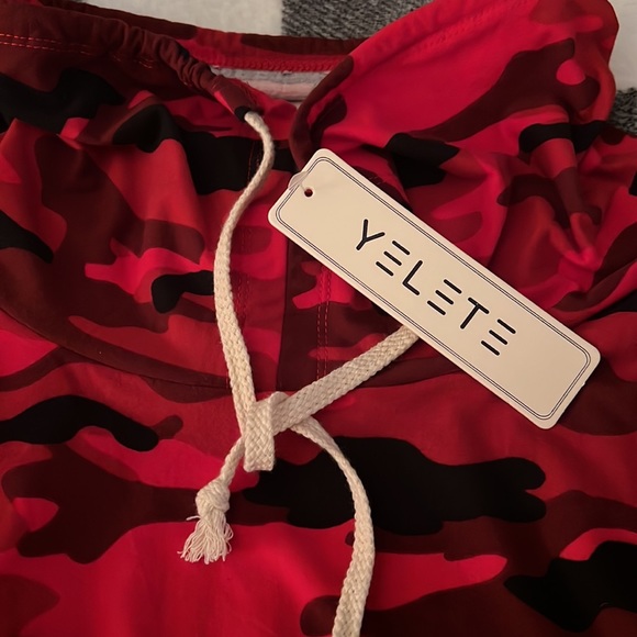 #3 NWT red Camo cropped top size Lg - Picture 2 of 4